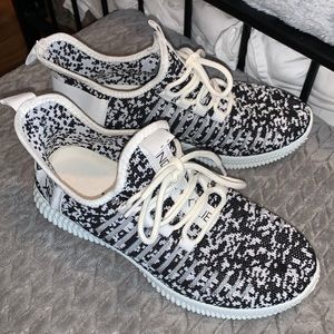 Kendall and Kylie black and white shoes size 8 women’s